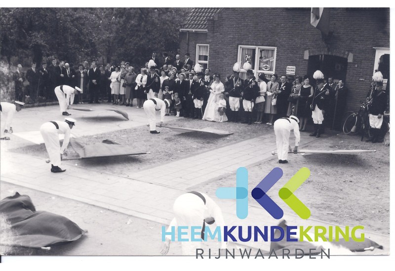 Pannerden schuttersfeest 1964 koningspaar Th.Kock en B.Zweekhorst Col. A. Havermans (1)
